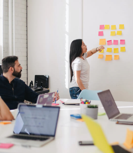 Somos un equipo multidisciplinario expertos en creatividad, contenido, digital media, data y tecnología.